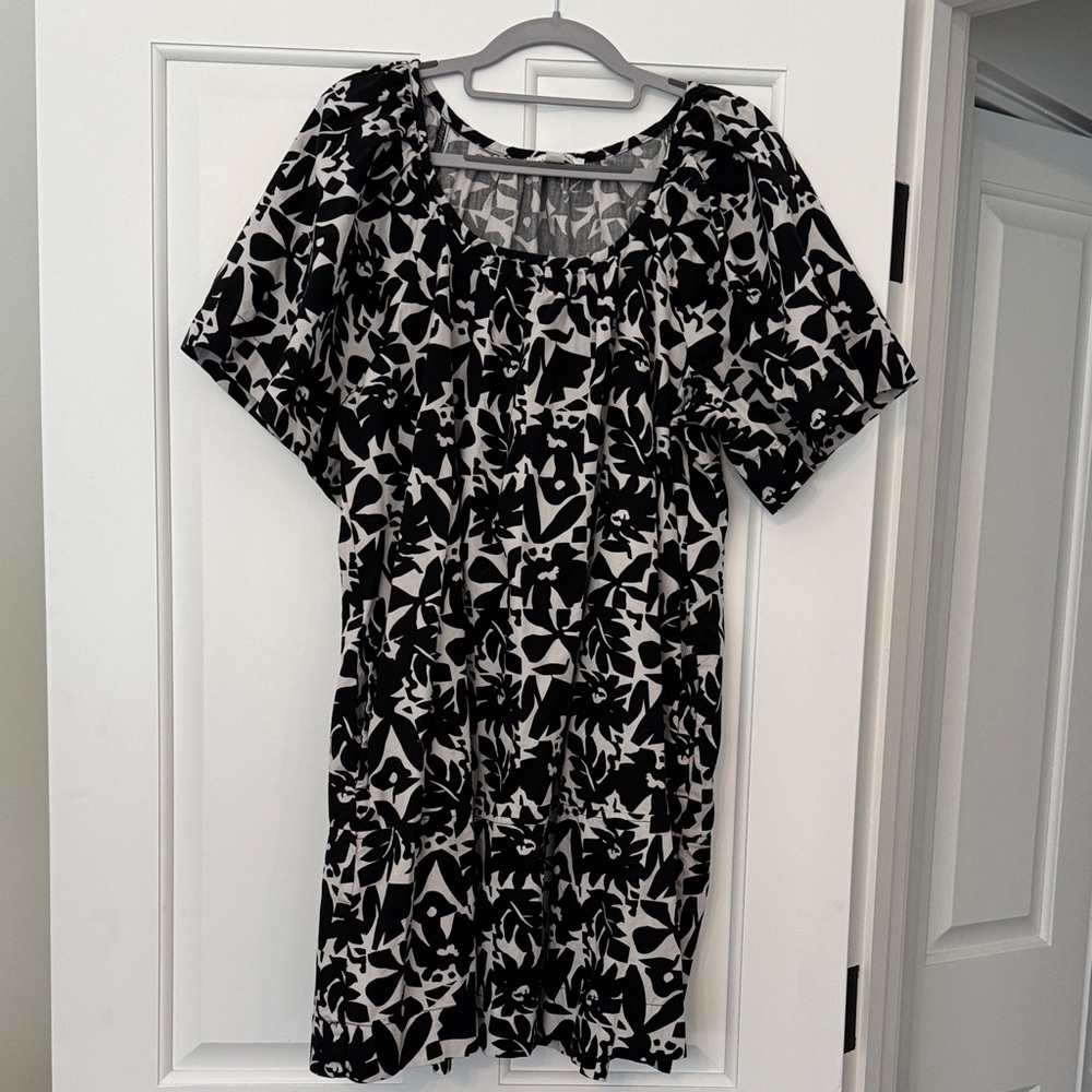 Free assembly Black and White Patterned Dress